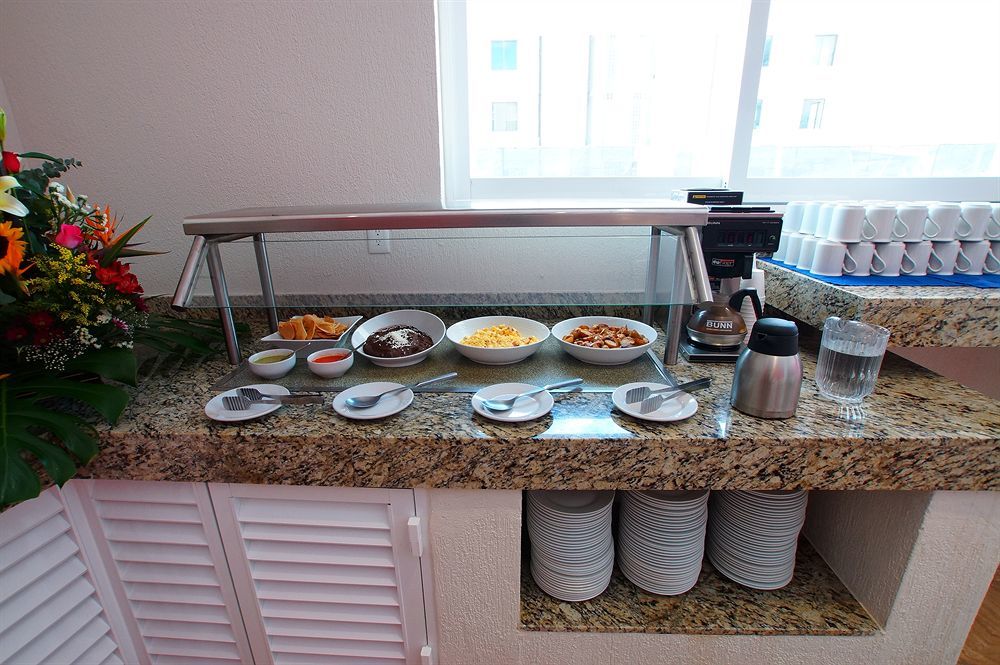 Hotel Margaritas Канкун Екстериор снимка