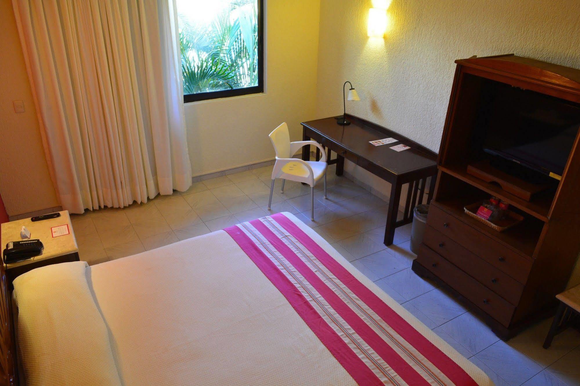 Hotel Margaritas Канкун Екстериор снимка